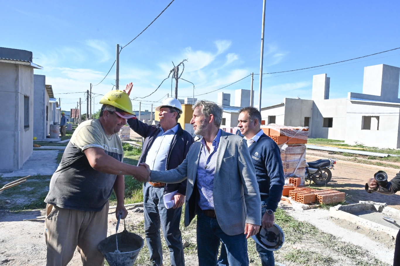 El gobernador recorrió viviendas en construcción y ratificó la finalización de obras habitacionales