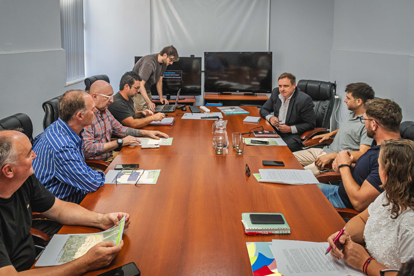 Acuerdan convenios de trabajo para el mantenimiento de caminos rurales de Diamante