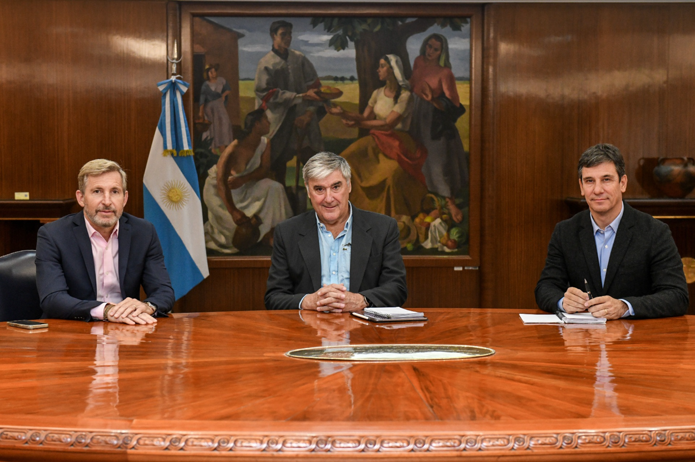 Frigerio mantuvo una reunión de trabajo con Luis Caputo y funcionarios del Ministerio de Economía de