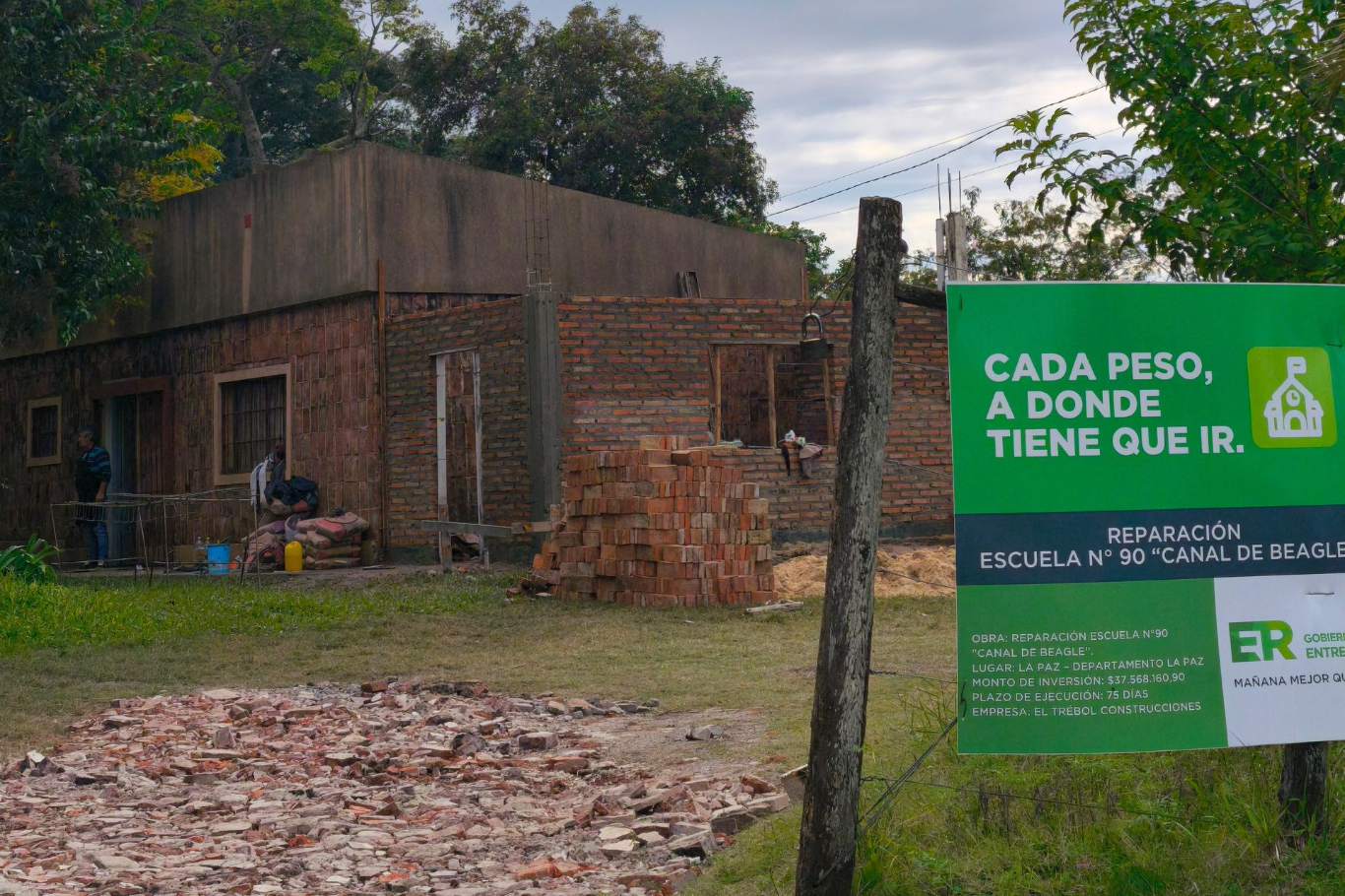 Construyen aula y mejoran instalaciones en escuela de La Paz