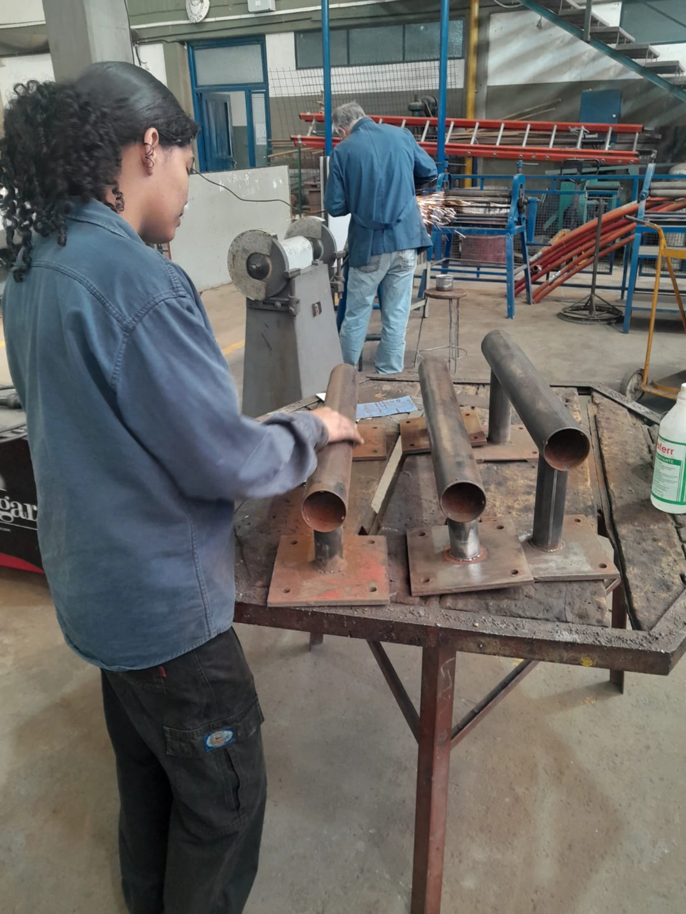 Alumnos de la EET Quirós pusieron en valor máquinas de ejercicios en la zona del puerto