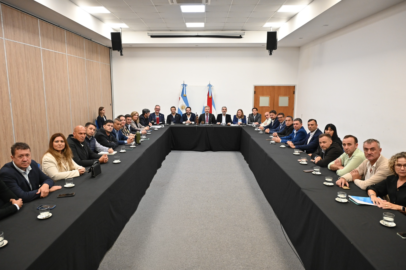 Frigerio analizó con intendentes justicialistas la situación de los municipios y la caída recursos