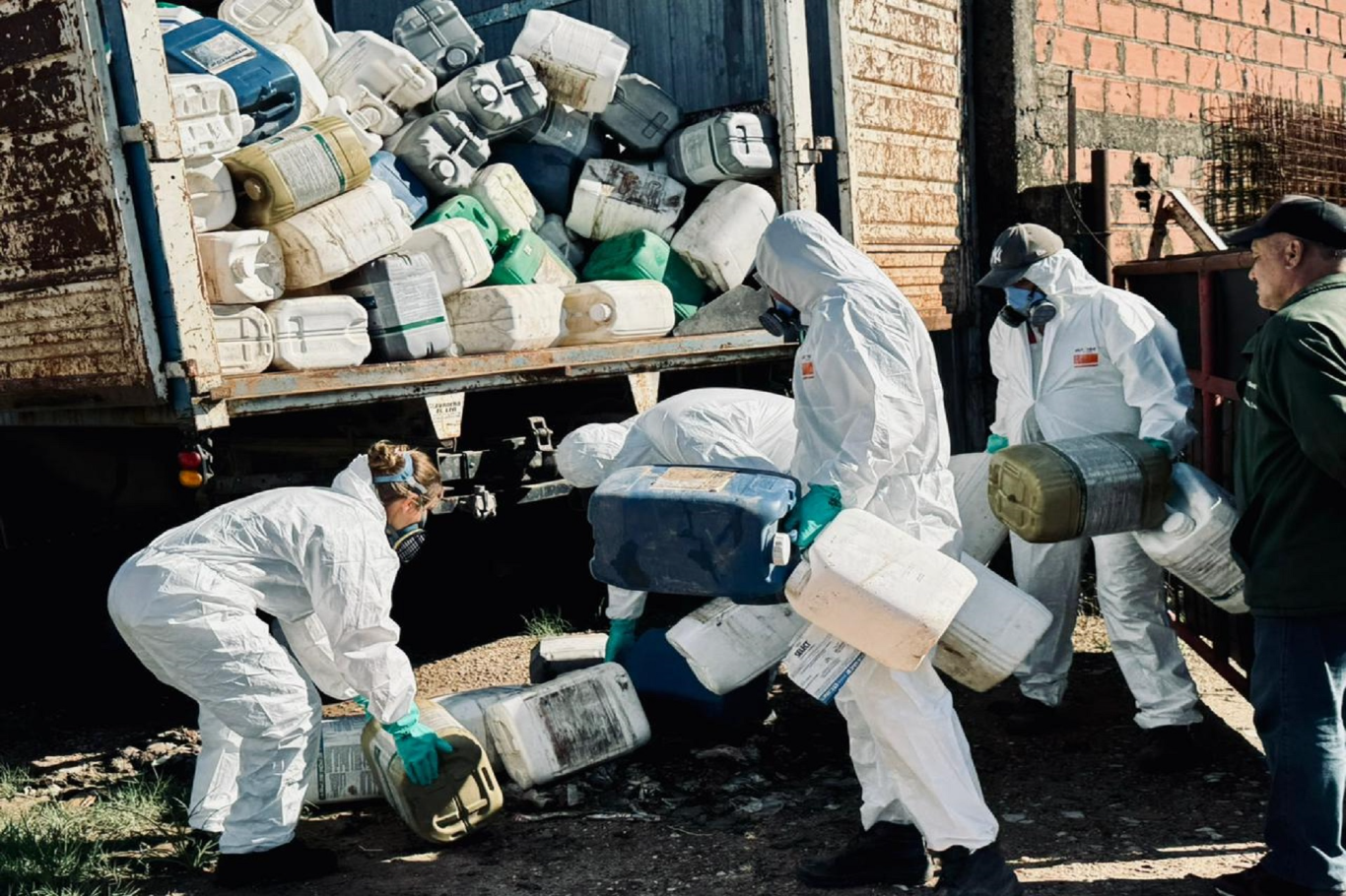 La provincia intervino un acopio ilegal en Rosario del Tala y retiró más de 2000 bidones de fitosani