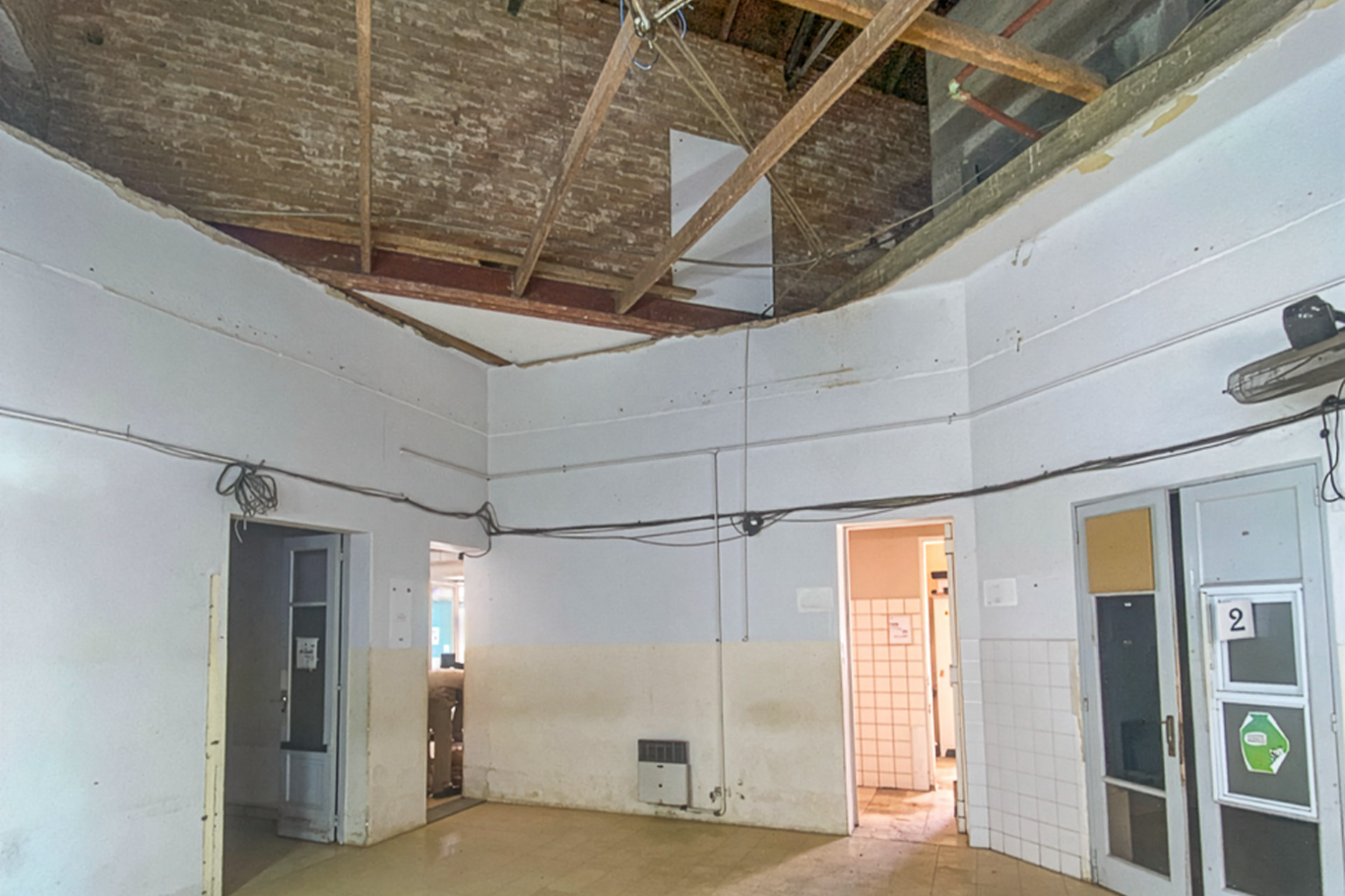 Tras el desprendimiento de un techo, comienzan las reparaciones en el Hospital Centenario de Gualegu