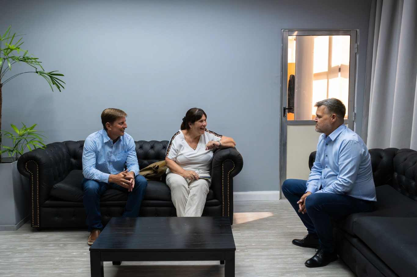 Coordinan acciones para mejorar la atención al contribuyente en Villa Elisa