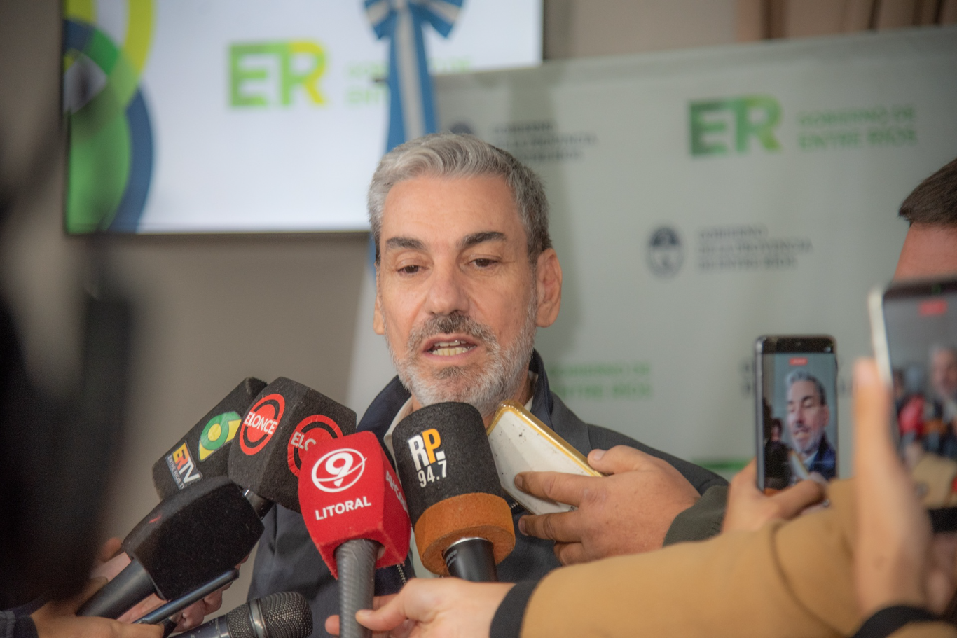 El gobierno anuncia un programa para aliviar deudas y recuperar la capacidad de consumo de los traba