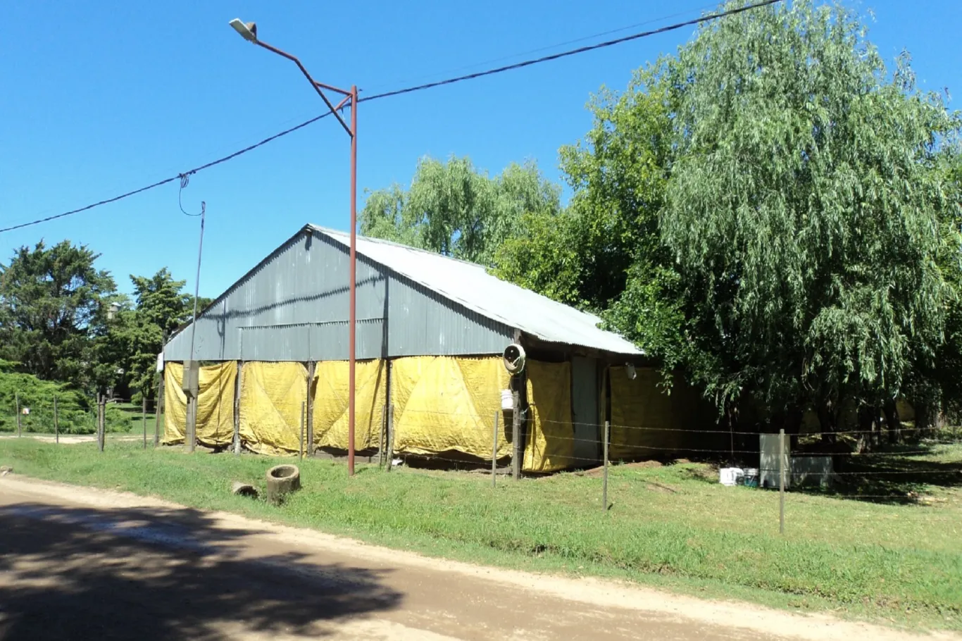 Inspeccionan granjas avícolas en respuesta a una demanda vecinal