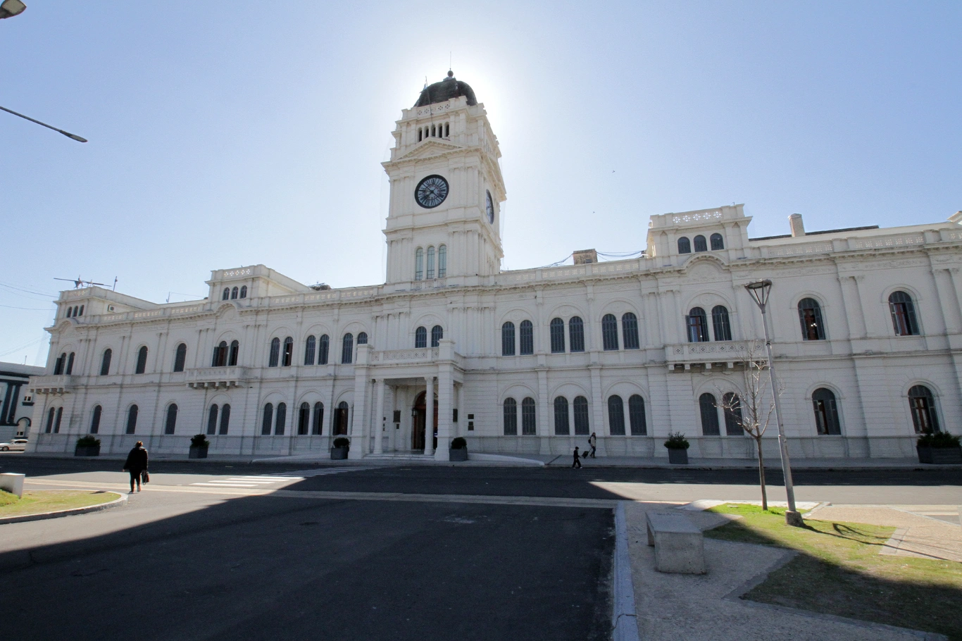La provincia cerró la paritaria estatal con un aumento remunerativo y liquidará por decreto a los do