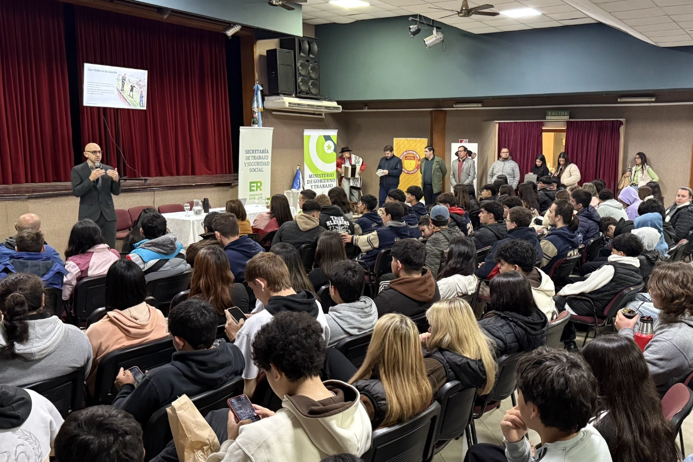 Un centenar de jóvenes de Federal se formaron en derechos laborales y herramientas para su primer em