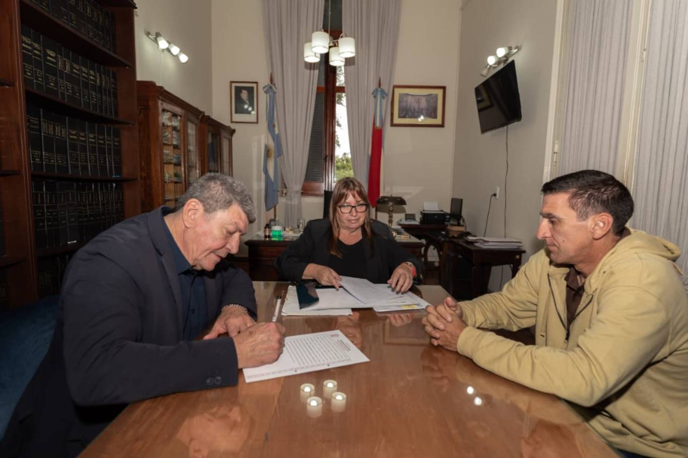 Se rubricó el contrato para construir 10 nuevas viviendas para el personal policial en Chajarí