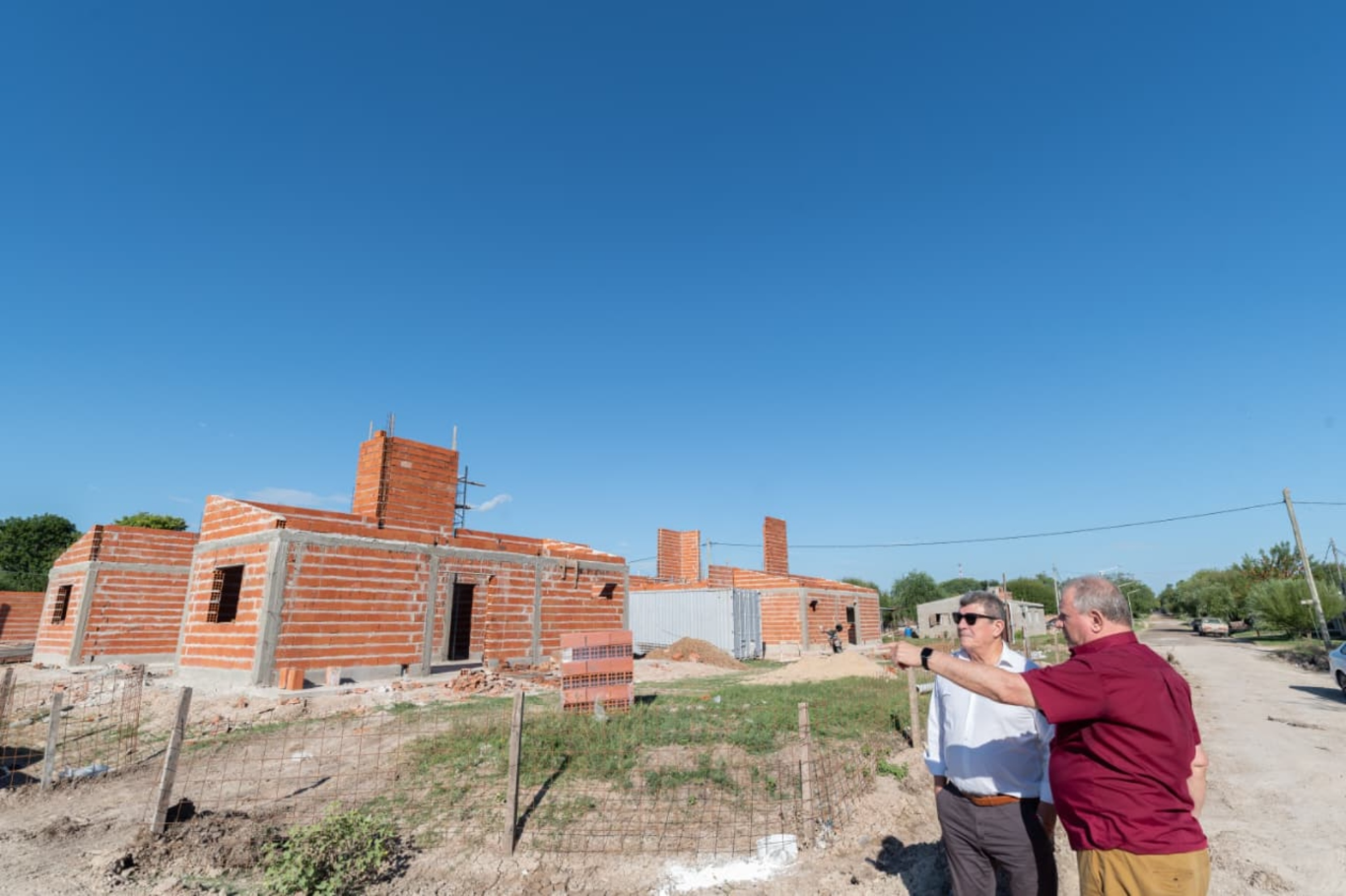 Autoridades recorrieron las viviendas que se construyen  en Lucas González y Aranguren