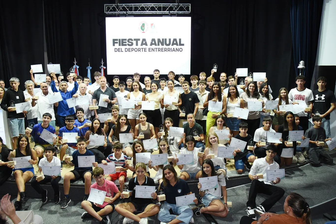 El gobierno acompañó la distinción a los destacados del deporte entrerriano