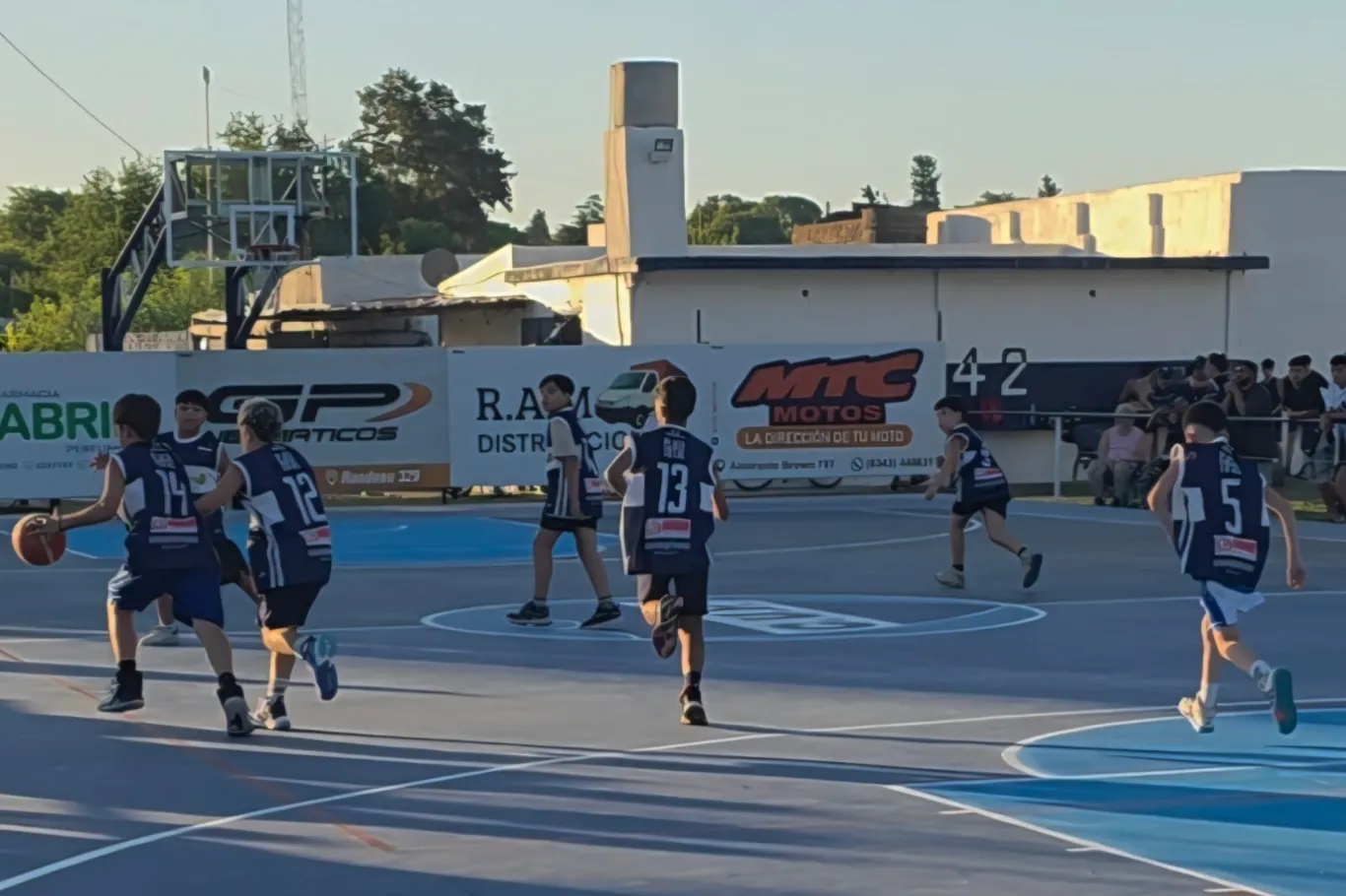 La provincia acompañó la inauguración de un nuevo playón deportivo y reafirmó su apoyo a los clubes