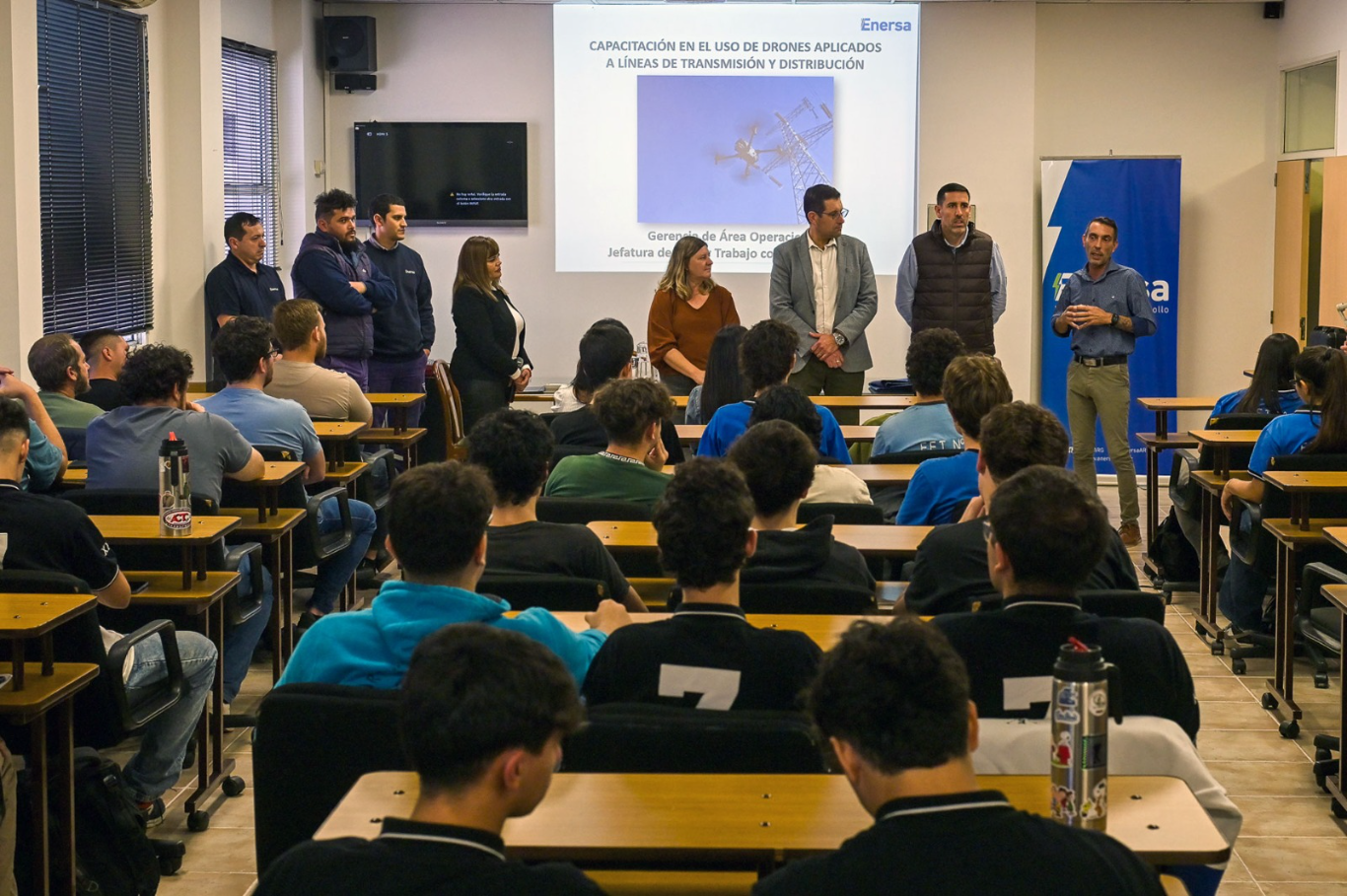 Enersa brindó una charla sobre uso de drones a estudiantes de una escuela técnica de Paraná