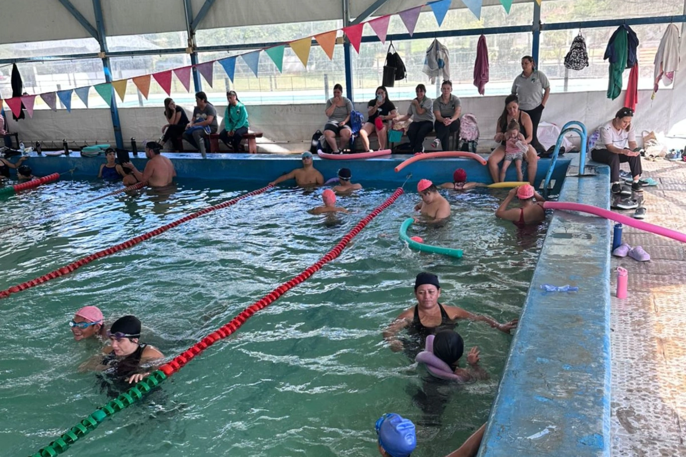 Escuelas de La Paz fortalecen la educación física con clases de natación