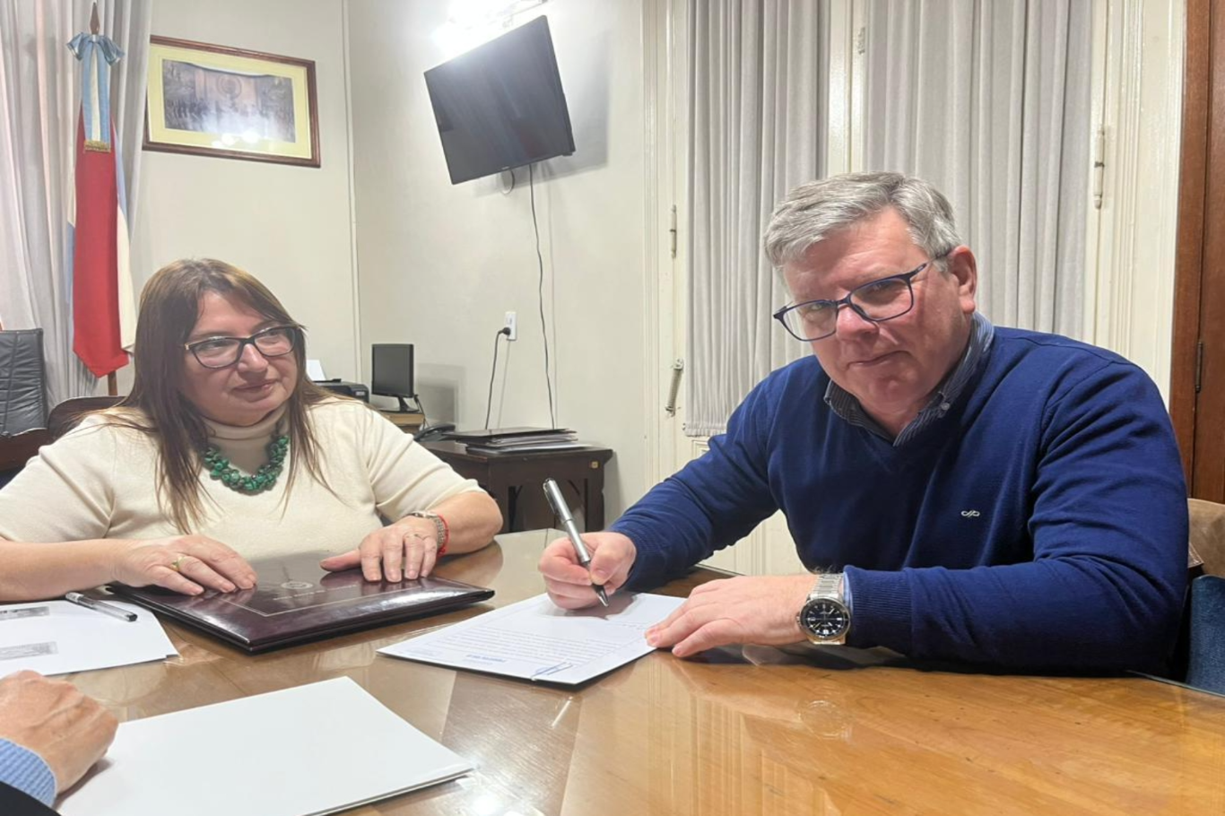 María Grande es el primer municipio en firmar convenio para construir viviendas con financiamiento p