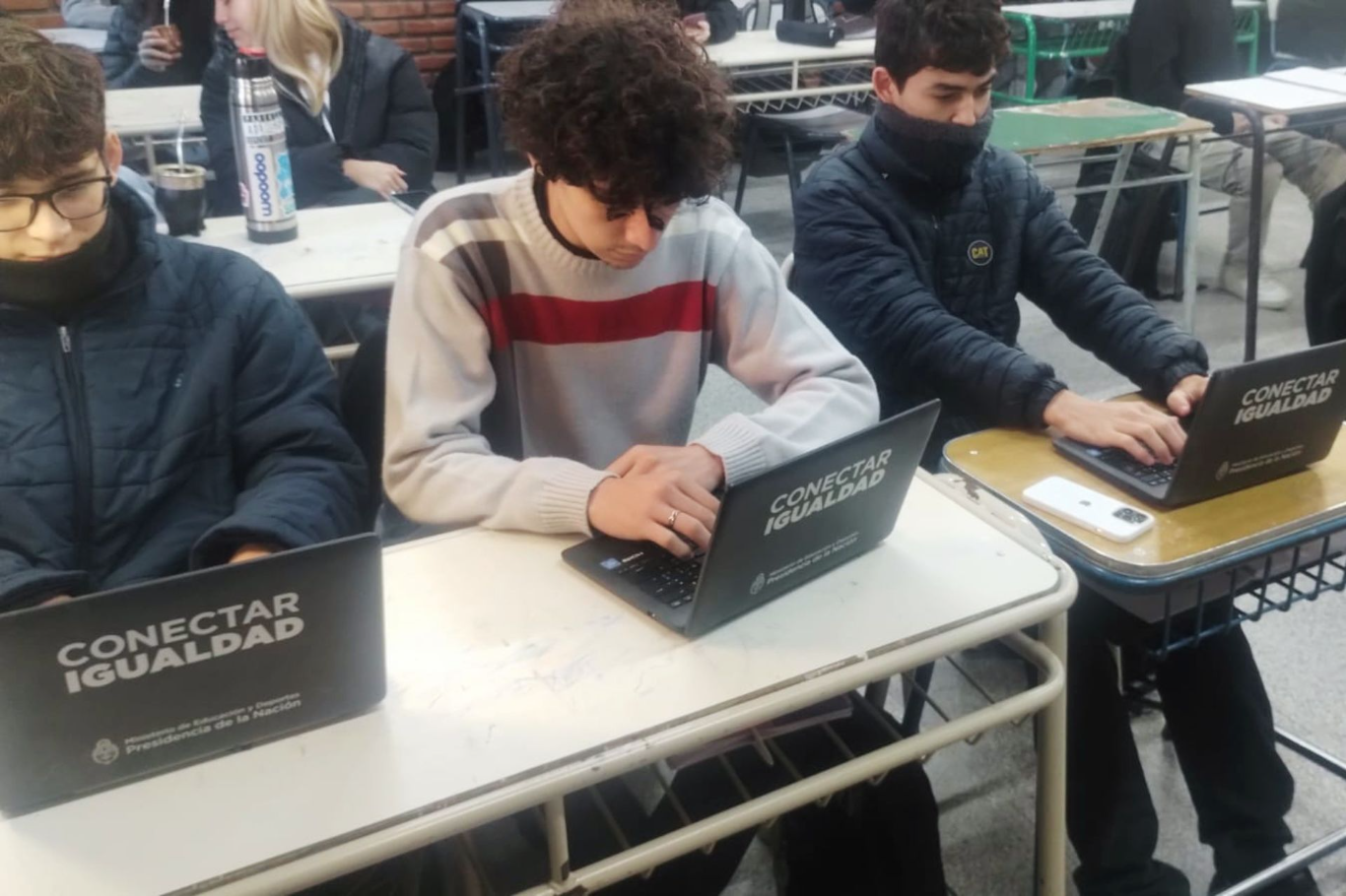Estudiantes de una escuela técnica refaccionan computadoras para escuelas primarias