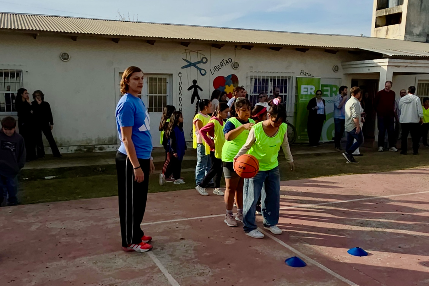 La provincia inauguró infraestructura de clubes y entregó materiales deportivos en el departamento T