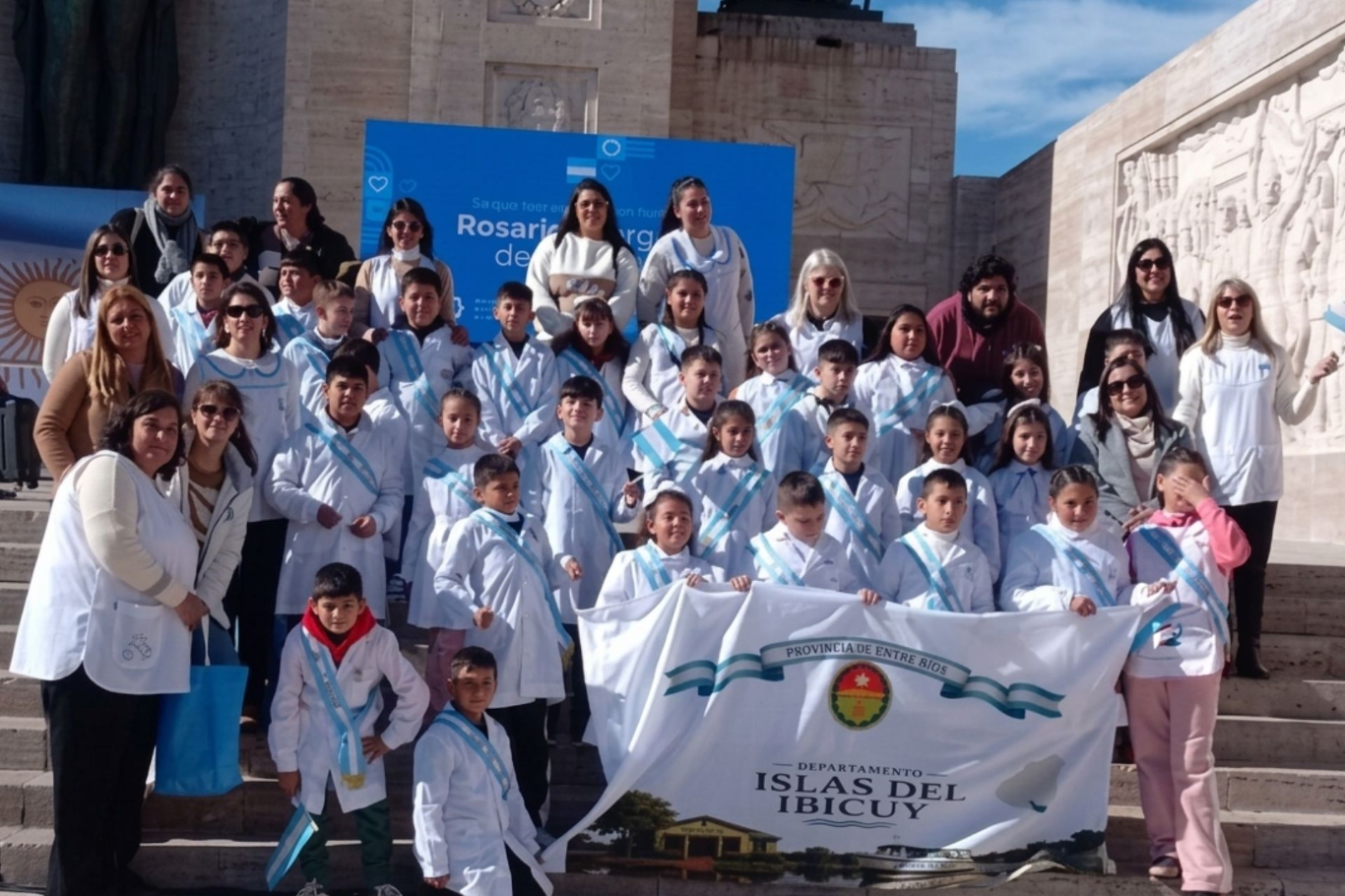 Estudiantes de Islas del Ibicuy realizaron la promesa de lealtad a la Bandera en Rosario