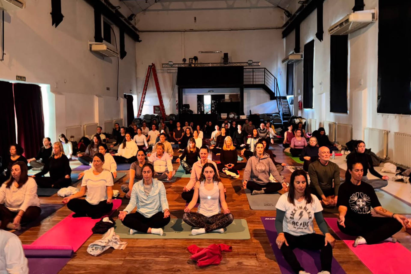 Más de 700 personas celebraron el Día Internacional del Yoga