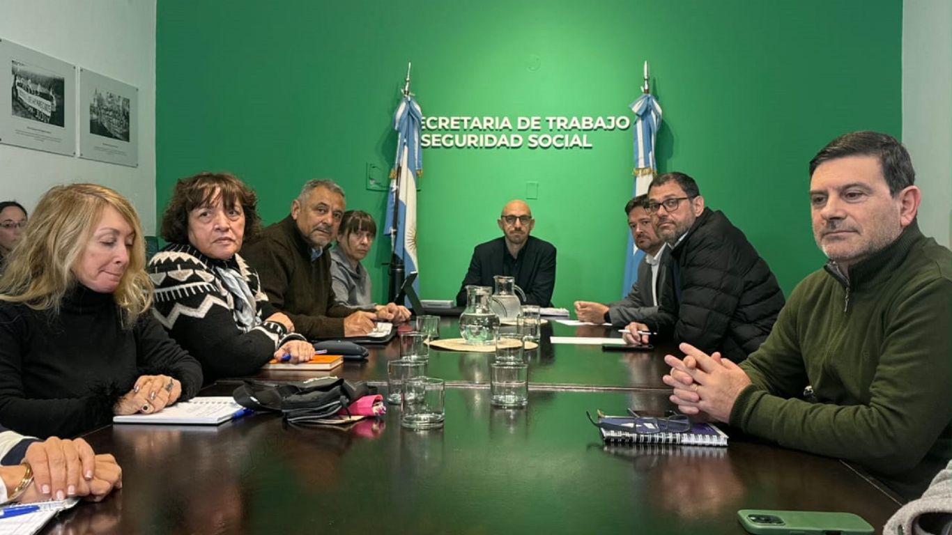El gobierno mejoró la propuesta a los estatales y anunció que liquidará los haberes de julio con aum