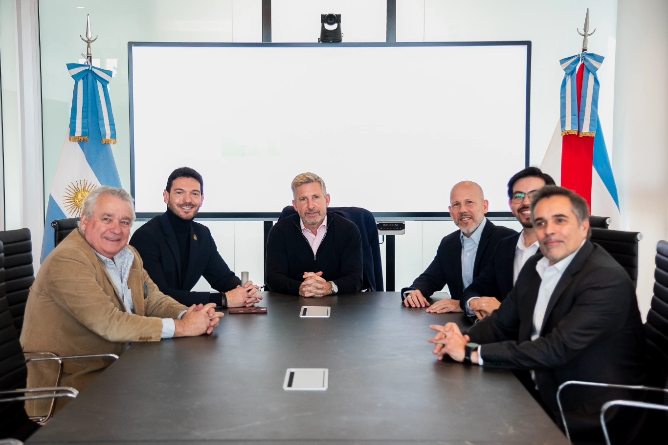 Frigerio firmó un convenio con una empresa tecnológica para llevar la inteligencia artificial al Est