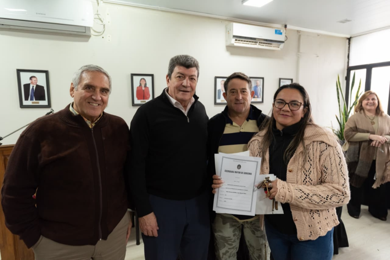 Más familias de Santa Elena contarán con las escrituras de sus viviendas sociales