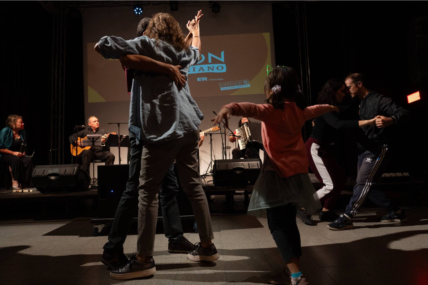 Fogón Entrerriano presenta la música del Dúo Miriam Gutiérrez y Alcides Gilez más el grupo Mestizo
