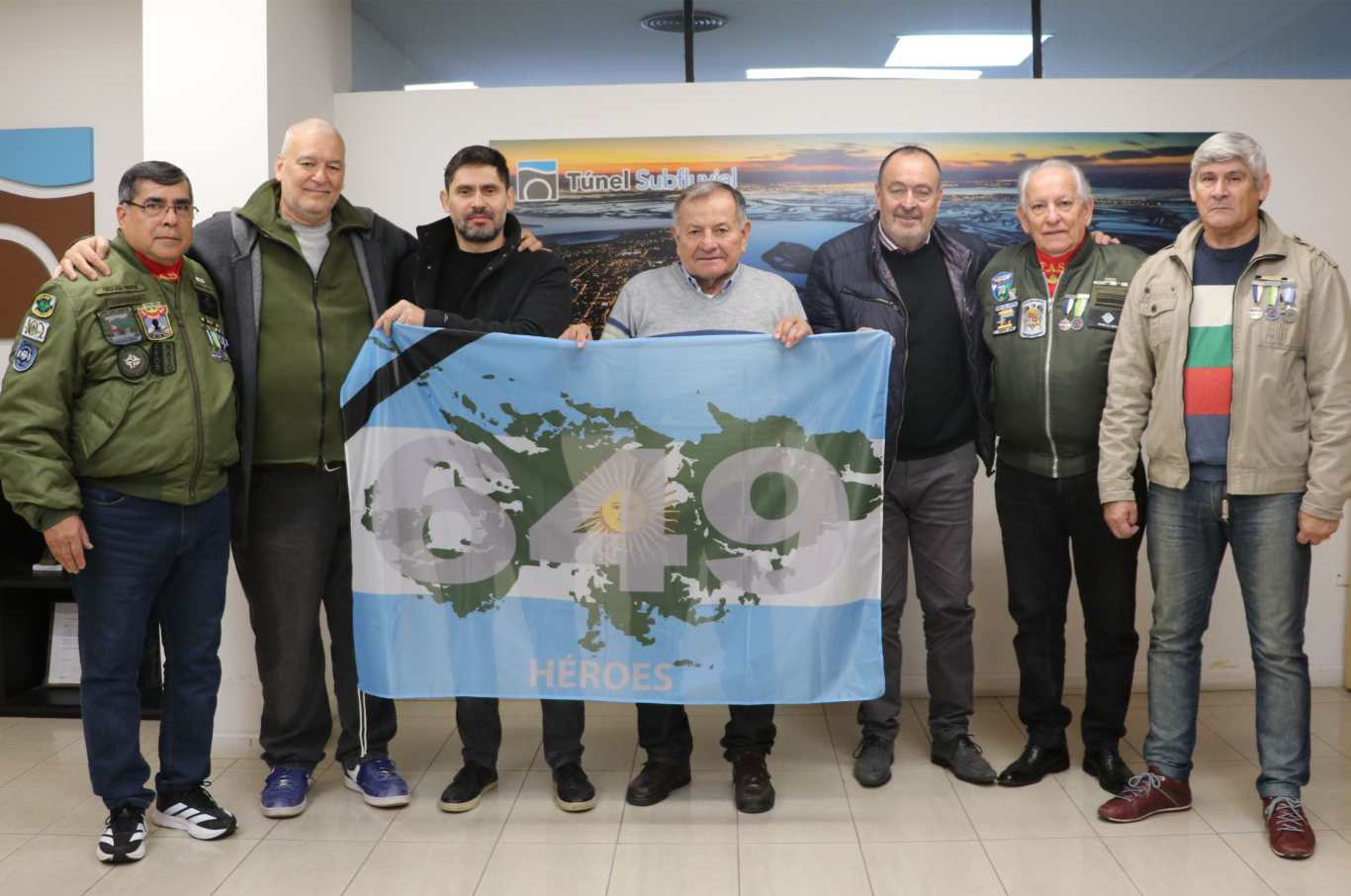 Veteranos de Malvinas visitaron el Túnel Subfluvial y donaron una bandera en homenaje a los 649 héroes