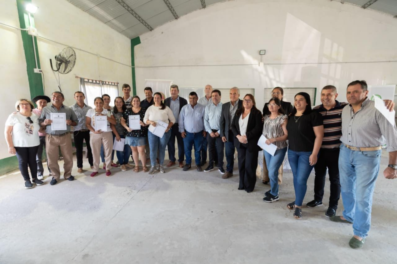 Familias de Arroyo Clé y Rosario del Tala recibieron las escrituras de sus viviendas