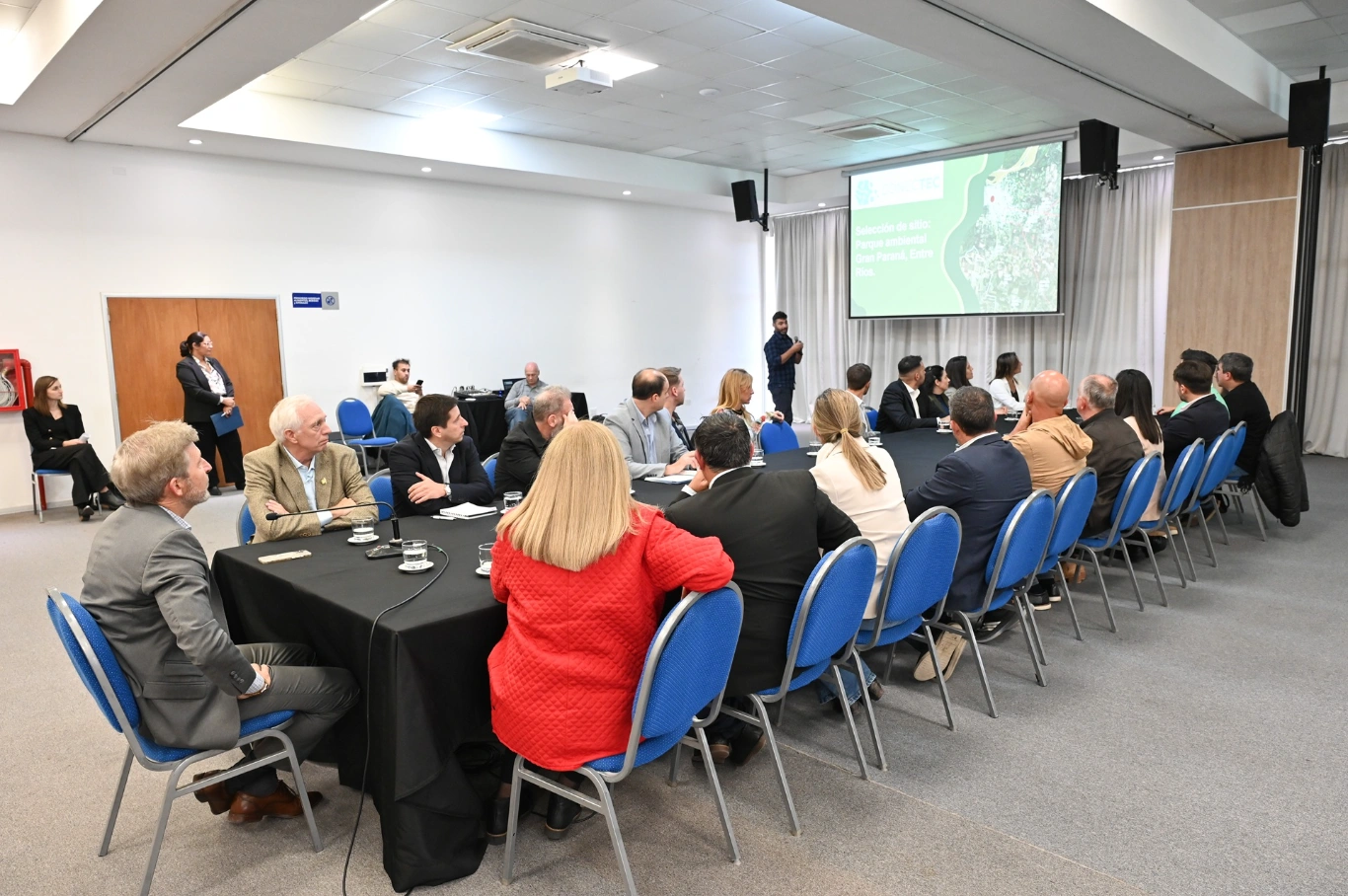 El gobernador abordó con intendentes del área metropolitana el desarrollo del proyecto del parque am