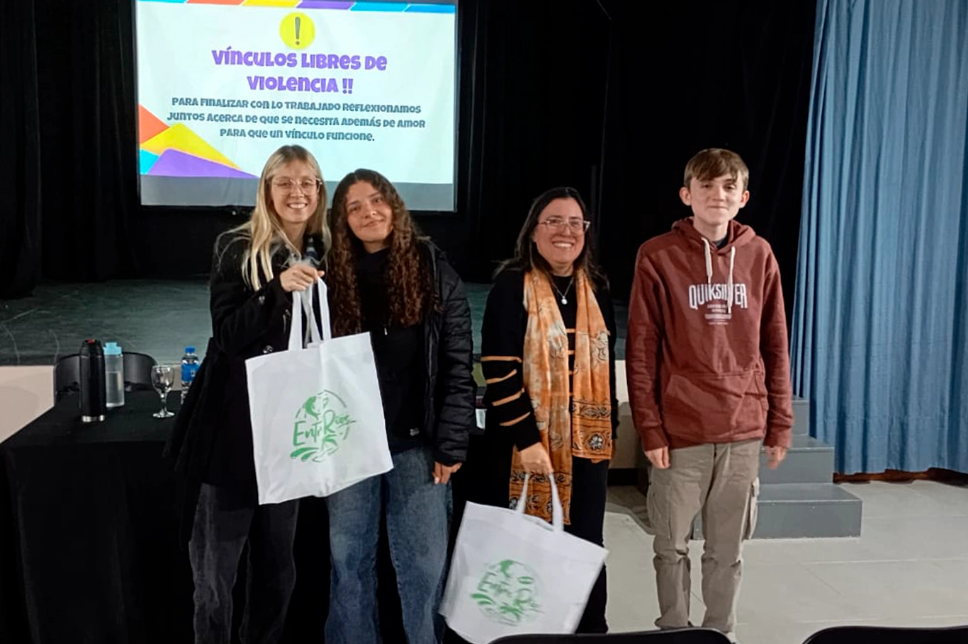 Adolescentes de San Salvador debatieron sobre amor romántico y violencia de género