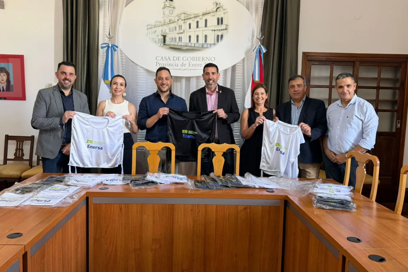 Entregaron las primeras pecheras confeccionadas por jóvenes y adultos para instituciones deportivas