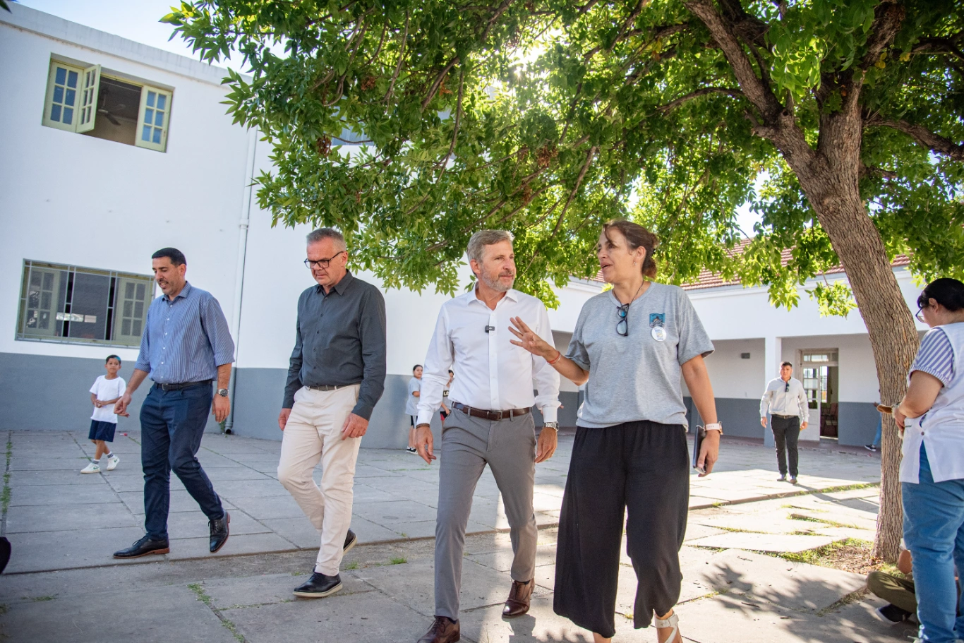 Frigerio recorrió la puesta en valor de la escuela Estrada de Paraná y entregó libros